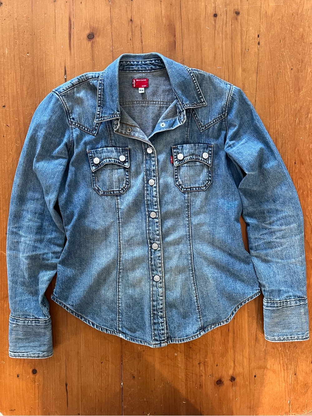 Levi's Women’s Medium Wash Blue Denim Snap Western Shirt